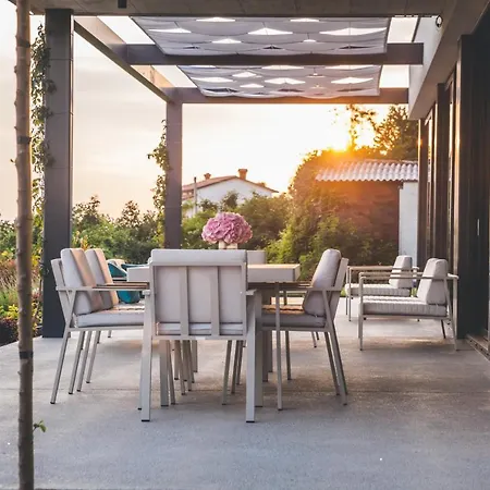 Tavarneta Estate Couette-café Dobrovo