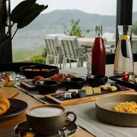 Tavarneta Estate Couette-café Dobrovo