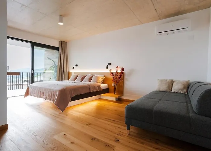 Tavarneta Estate Dobrovo